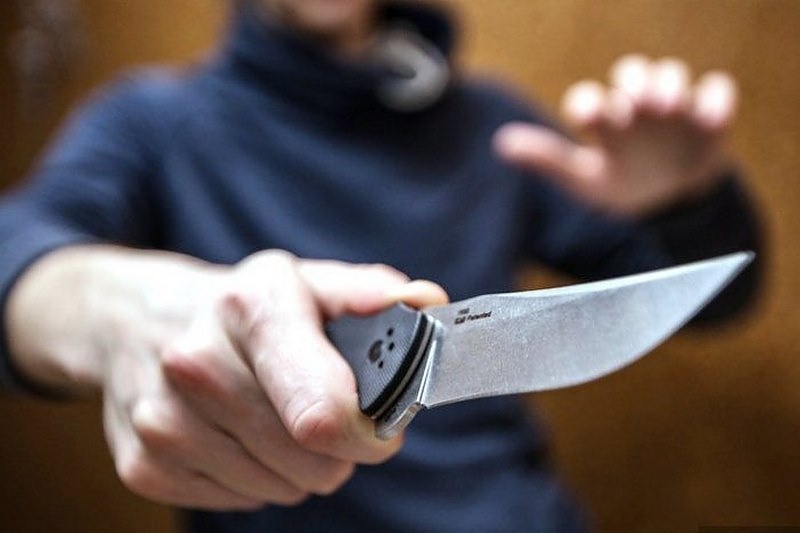 Въоръжен обир в центъра на Бургас! Психичноболен заплаши продавачка с нож