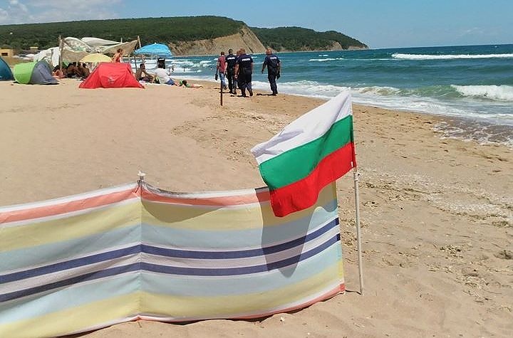 Полицаи и екоинспектори глобяват летовници с палатки на плажа край Иракли