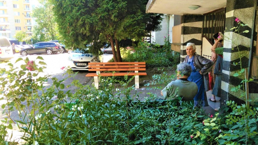 Звеното за малки ремонти постави още нови пейки и изгради барбекю зона в село Маринка