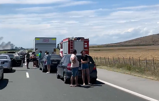 Горящ автомобил блокира движението по АМ \