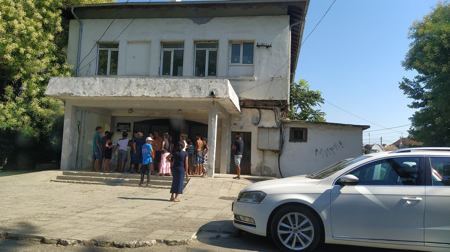 Близо десет души са задържани при спецакция в росмкия кв. Победа в Бургас (СНИМКИ)