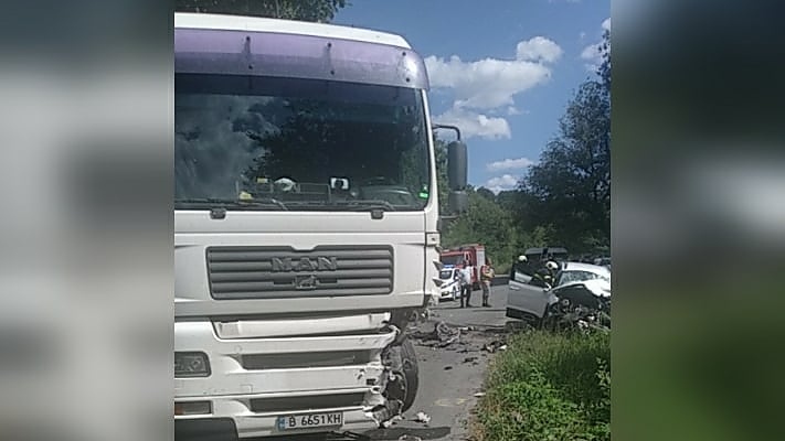 Тежка катастрофа между ТИР и лек автомобил затвори Айтоския проход, има трима затиснати
