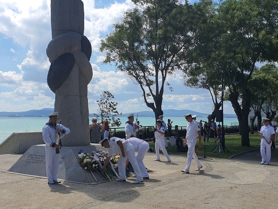 Венци и цветя в Морската градина в Бургас знак на почит и признателност към военноморските сили