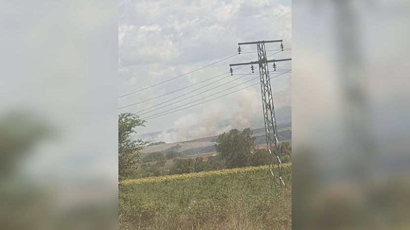 Голям пожар бушува вече трети час в Бургас, 7 огнеборци се борят с пламъците