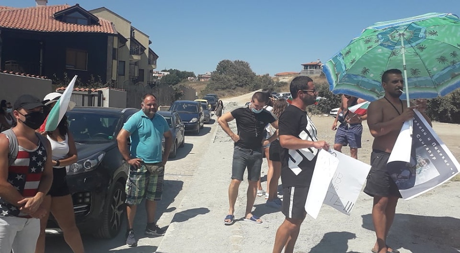 Николай Бареков и активисти окупираха имота на Иво Прокопиев в Буджака