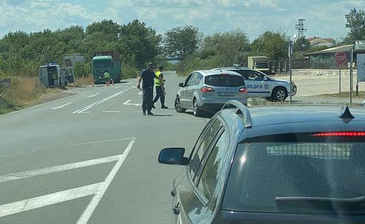 Жестока катастрофа между кола и цистерна затвори пътя Бургас-Средец, има загинал (ОБНОВЕНА)