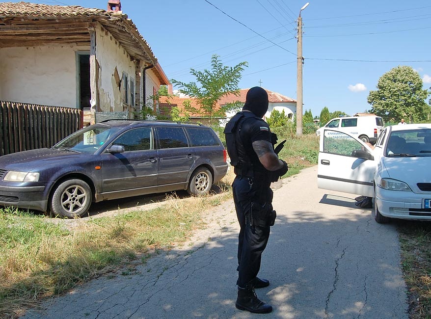 Спецакция в Поморие! Полицията закопча трима души за стопанисване на наркооранжерия