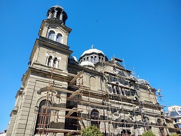 Издигнаха скеле по фасадата на храм \