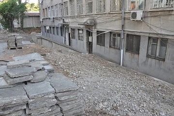 Започна конструктивното укрепване на сградата на бившата Трета поликлиника