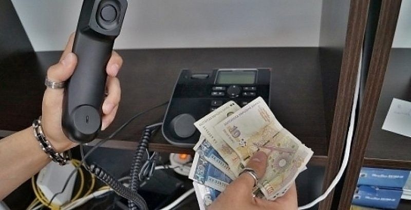 Мъж от Ахелой прецака телефонни измамници, даде парите на полицията вместо на тях
