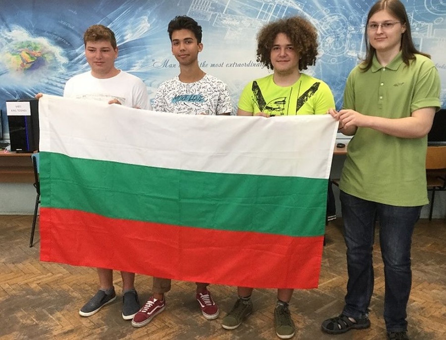 Гордост! Бургаски ученик се върна с медал от международна олимпиада в Япония