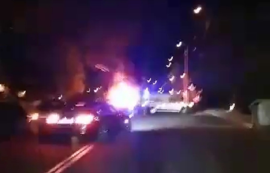 Двама души с изгаряния, след като колата им избухна в пламъци в Бургас