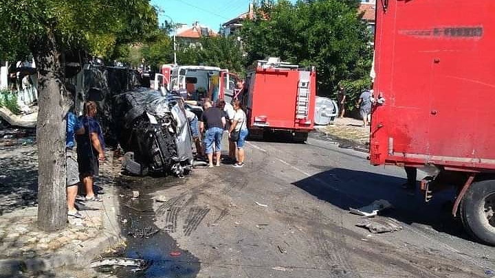 Извънредно! Жестока катастрофа на кръговото на Айтос, пътят е в кръв