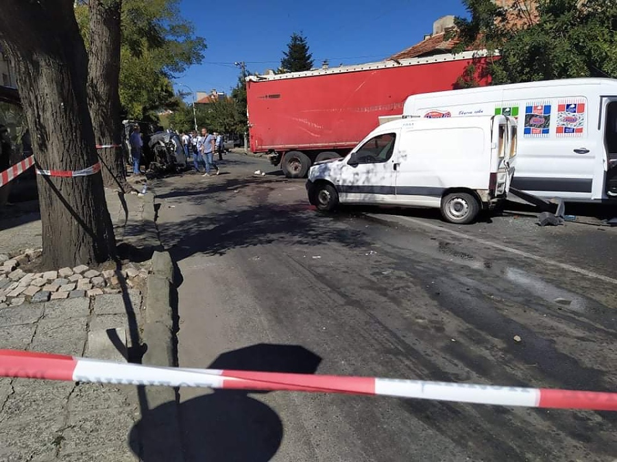 Има загинала жена в автомобилното меле от 11 превозни средства в Айтос