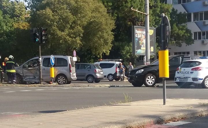 Зрелищна катастрофа в центъра на Бургас! Пожарникари рязаха врататa на смачкан автомобил (СНИМКИ)