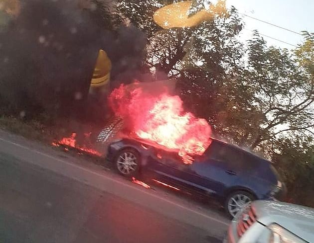 Извънредно! Лек автомобил избухна в пламъци край стадион Черноморец в Бургас