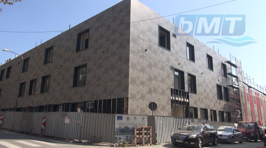 Бургазлии се уплашиха, че строят пак болница, сменят фасадата на новата библиотека (ВИДЕО)