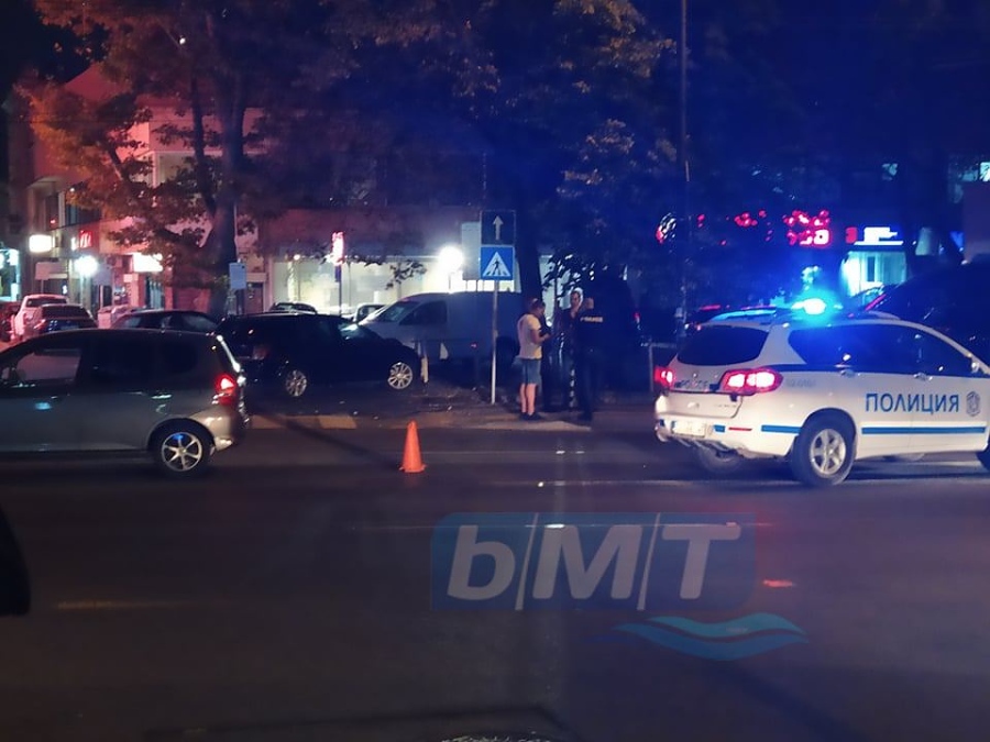 Лек автомобил прегази възрастен пешеходец край Старата поща в Бургас (СНИМКИ)