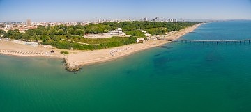 Природолюбители почистват плажа при Солниците