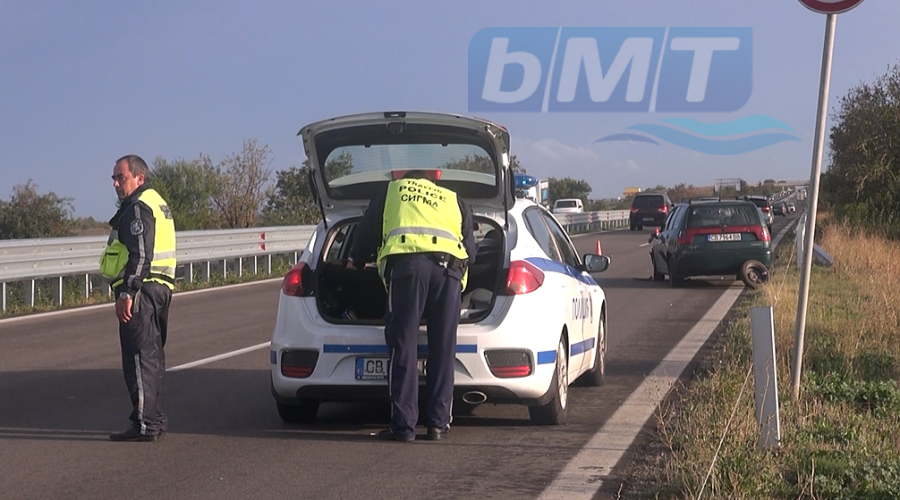 Жена-шофьор помете човек докато сменя спукана гума на входа на Бургас (ВИДЕО)