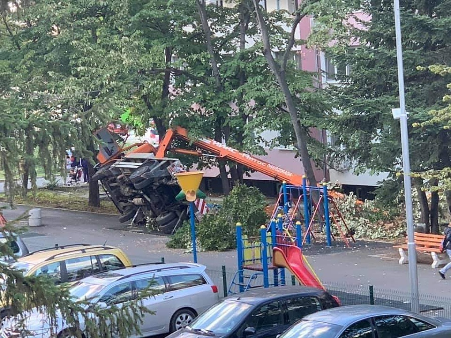 Двама работници пострадаха след като вишката им се преобърна в ж.к \