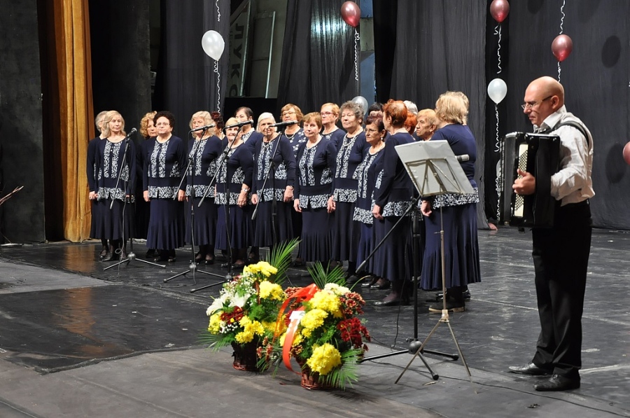 Още 1600 пенсионери ще получат средства от Община Бургас за фолклорни носии и художествена самодейност