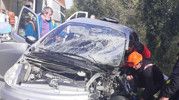 Пожарникари режат автомобил, за да изкарат пострадалите от катастрофата по пътя Руен-Айтос (СНИМКИ)
