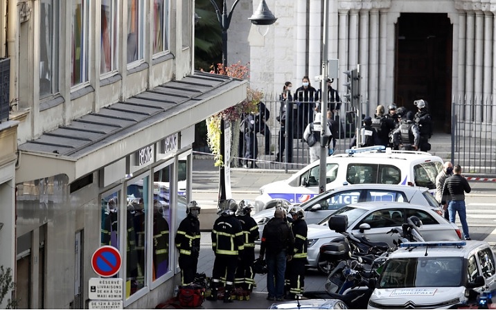 Трима убити при атака с нож в църква в Ница