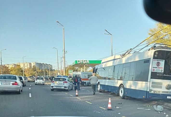 Зрелищна катастрофа в Бургас! Тролей се заби в крайпътен стълб на входа на ж.к. \