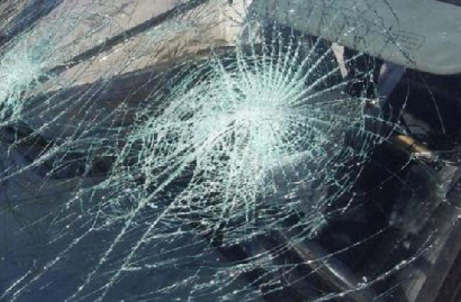Таксиметров шофьор счупи стъкло на автобус от градския транспорт след кавга с водача му