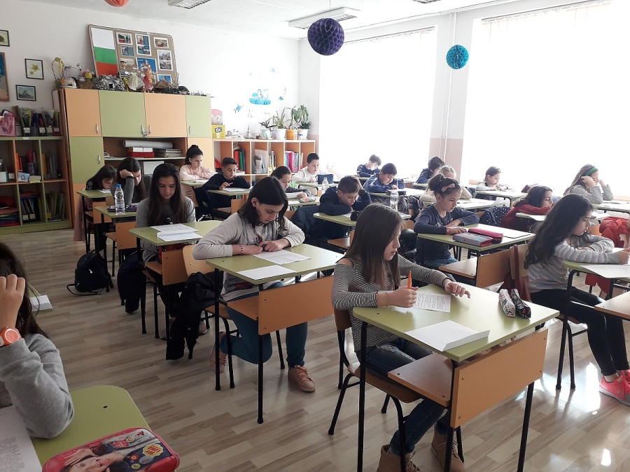 В 16 бургаски училища петокласници и четвъртокласници също ще учат дистанционно
