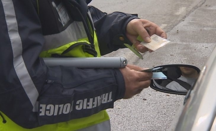 Сгащиха шофьор с отнета книжка в Бургас, опита да подкупи полицаи с 200 лв.