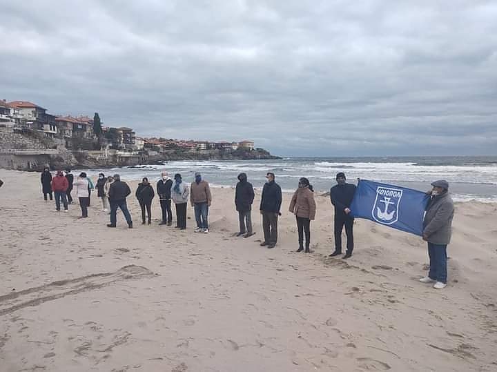 Протест на плажа в Созопол срещу издигането на предпазна дига