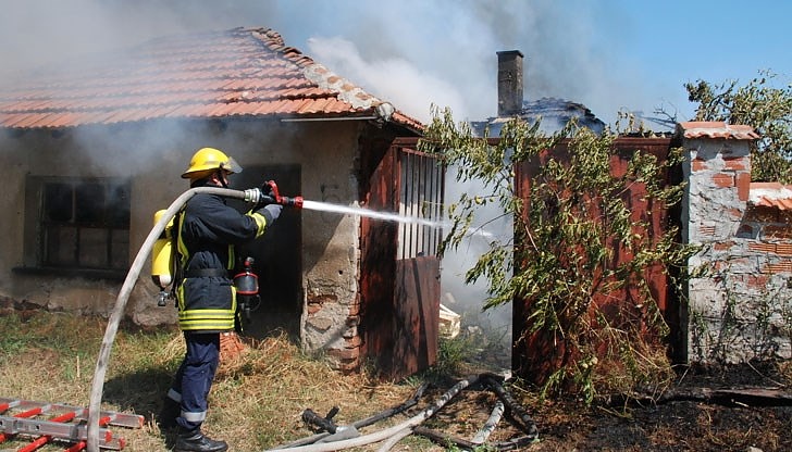 Пожар избухна в къщата на възрастен мъж от Сунгурларско