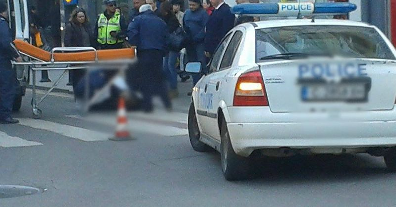 Лек автомобил прегази 57-годишна жена на пешеходна пътека до Стария мол в Бургас