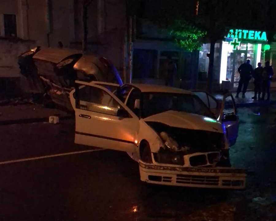 Четирима тийнейджъри пострадаха след зрелищна катастрофа в центъра на Бургас (СНИМКИ)