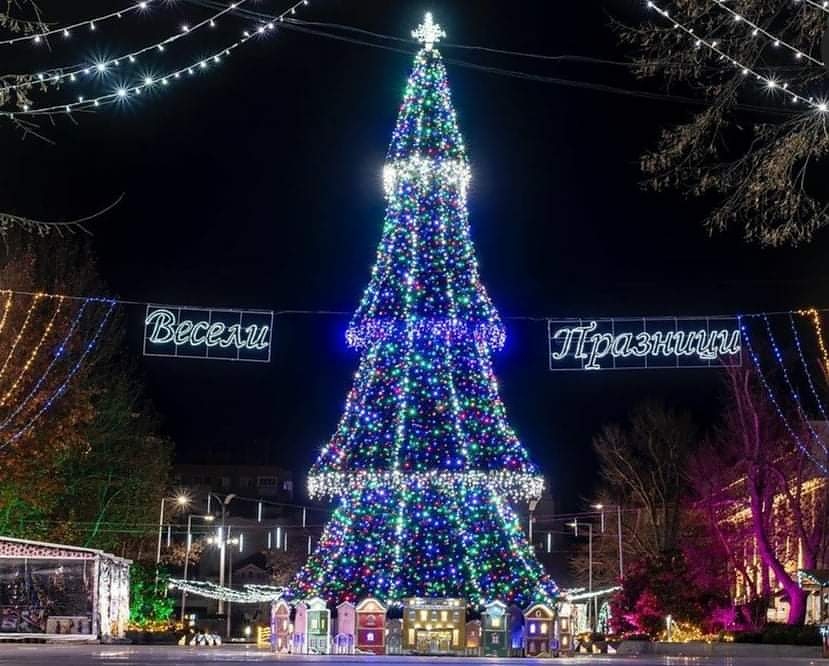 Коледни песни звучат денонощно в центъра на Бургас