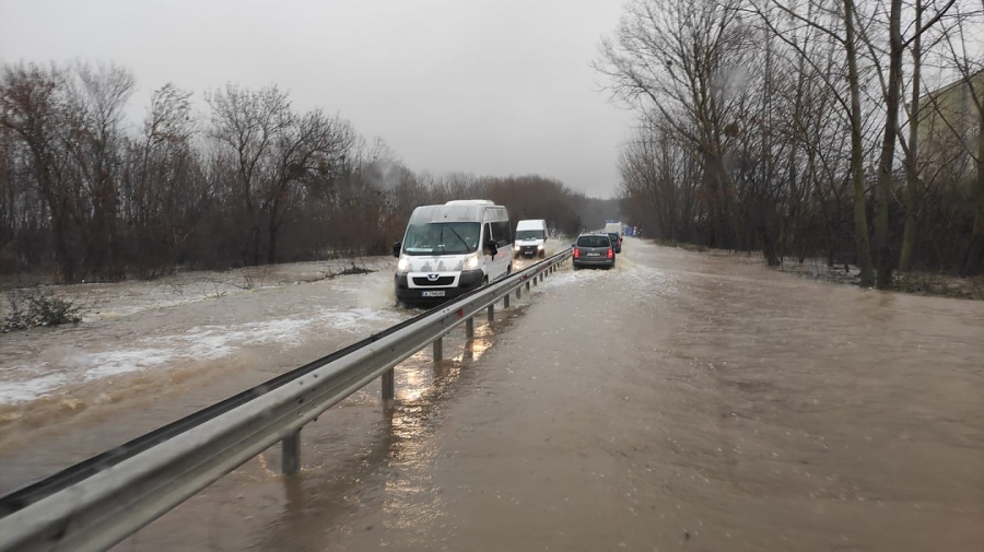 Затвориха пътя Черноморец - Созопол, отсечката е наводнена