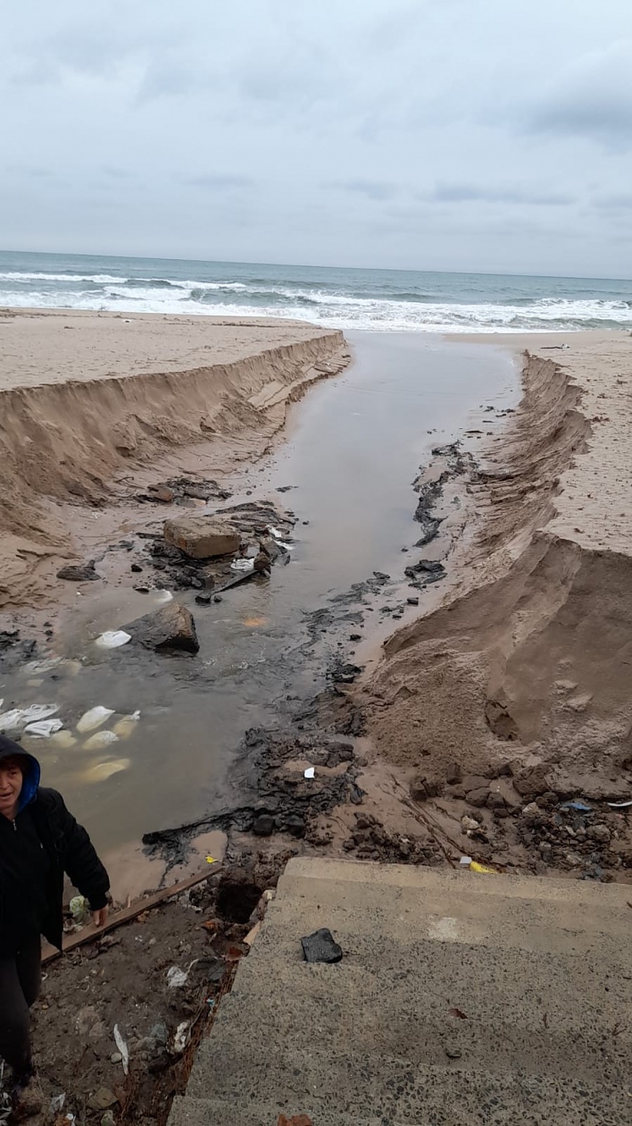 Проливни дъждове и бурни вълни отнесоха плажовете на Созопол
