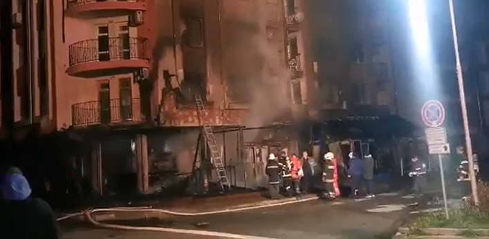 Голям пожар изпепели затворено заведение в Приморско, жена мина през пламъците