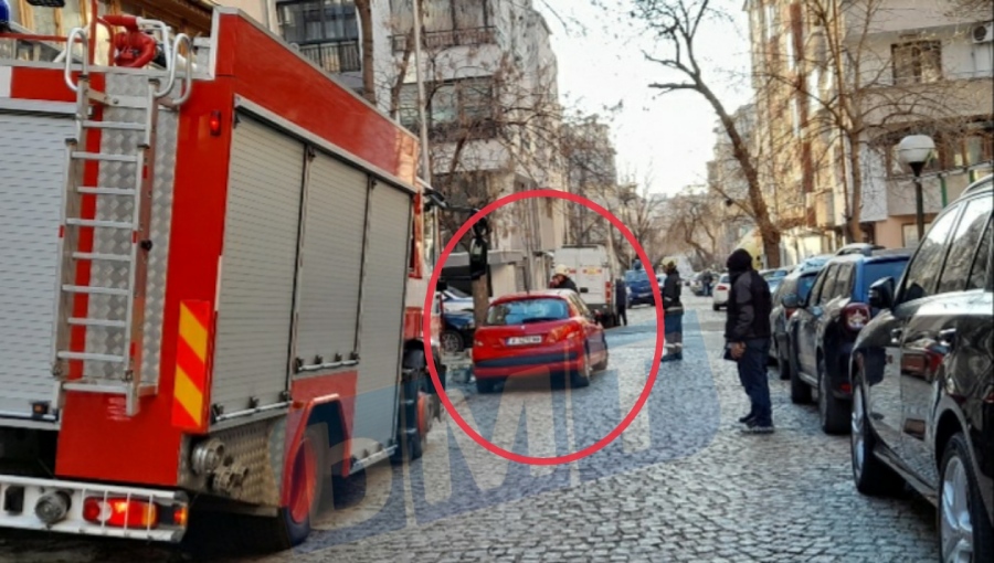 Автомобил препречи пътя на пожарна кола да стигне до запален комин в ж.к. \