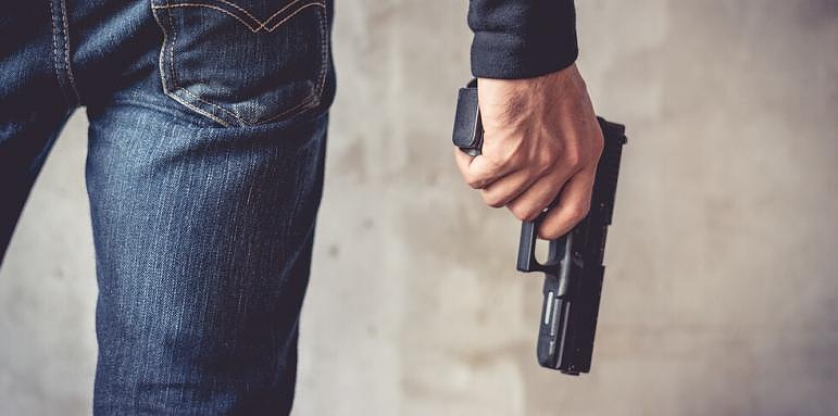 Див екшън в заведение в Бургас! Клиент стреля с пистолет заради съкратеното работно време