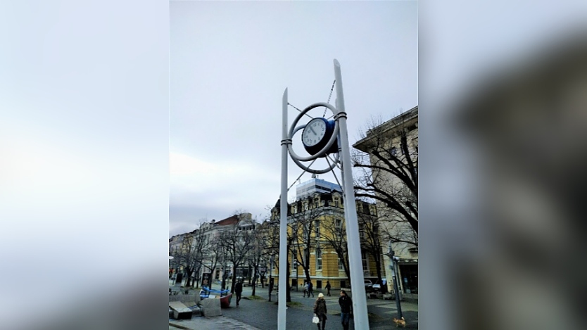 Страшна гръмотевица удари символа на Бургас- Часовника