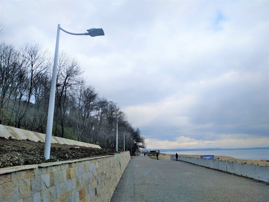 Монтираха последните нови стълбове на крайбрежната алея, съвсем скоро ще светне по цялата дължина