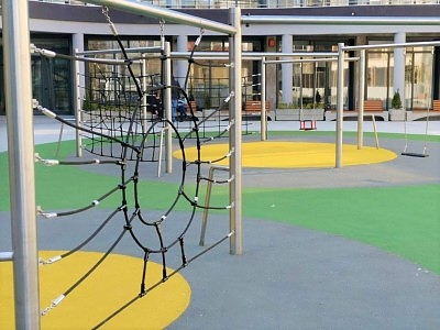 Иновативна идея! Направиха детска площадка в двора на Библиотеката