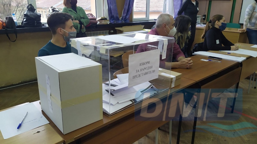 Изборите в Бургас: Към 12:00 ч. до урните отидоха близо 70 хил. души