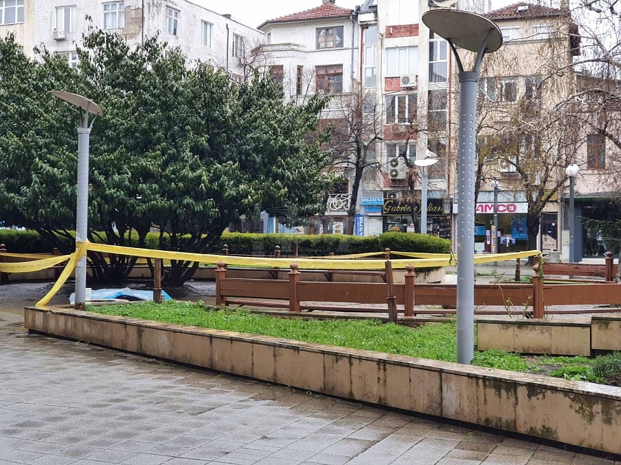 След скандал в центъра на Бургас: 42-годишен мъж издъхна в градинката пред Общината