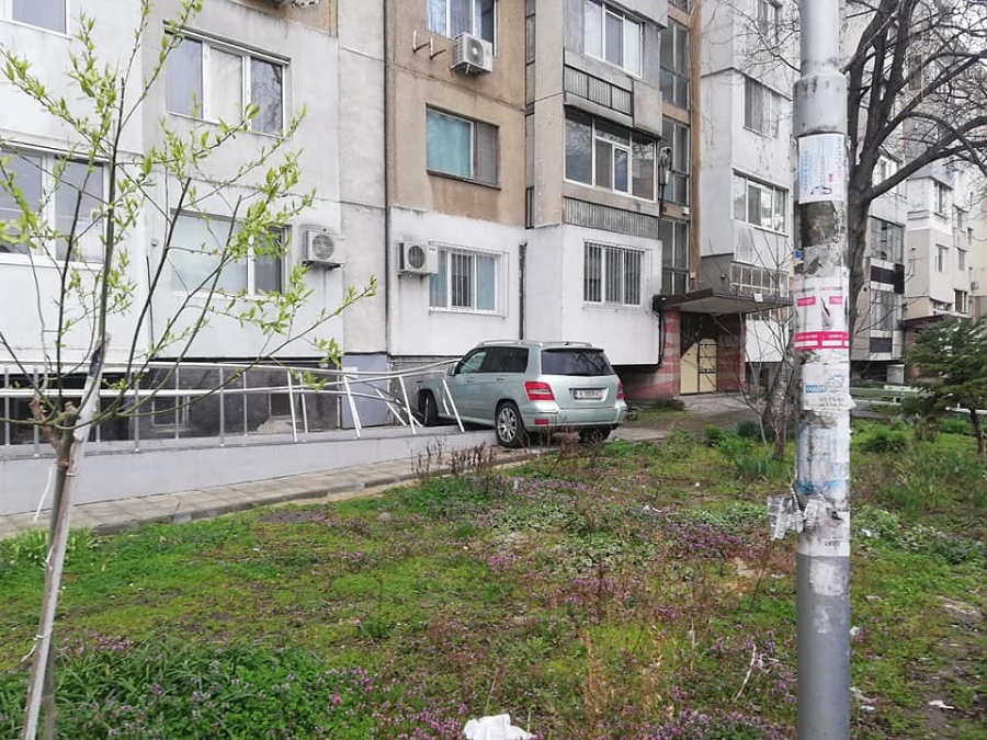 Лек автомобил се вряза в жилищен блок в Бургас и разби рампа за инвалиди (СНИМКИ)