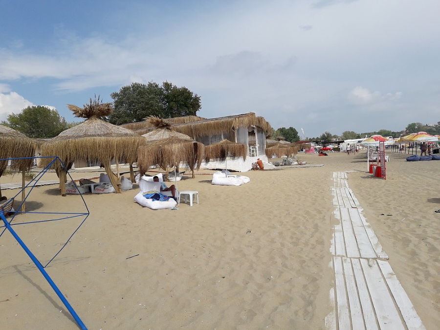 Премахват незаконен преместваем обект на плаж „Каваци-юг“ край Созопол