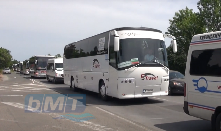 На три места в Бургас ще могат да спират туристическите автобуси без да кaрат в бус лентите